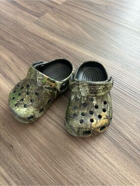 CROCS Toddler Camo Size 2/3